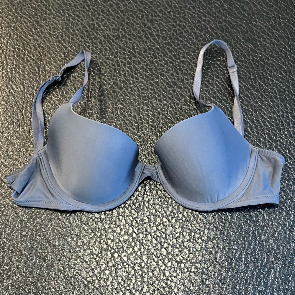 Victoria’s Secret gray t-shirt bra, 32C
